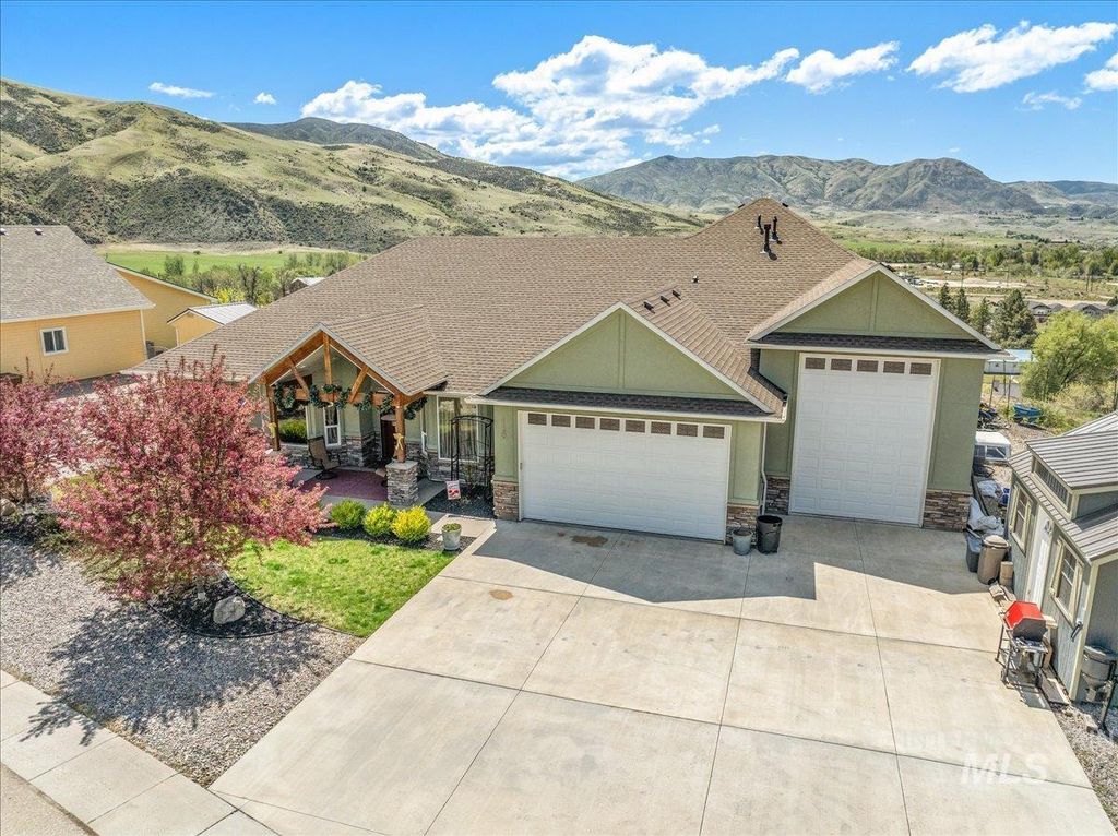 120 S. Riverside Dr., Horseshoe Bend, ID 83629