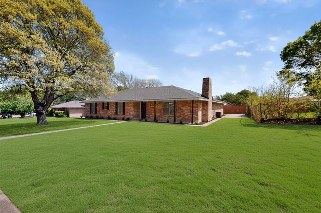 208 Gregory Drive, Desoto, TX 75115