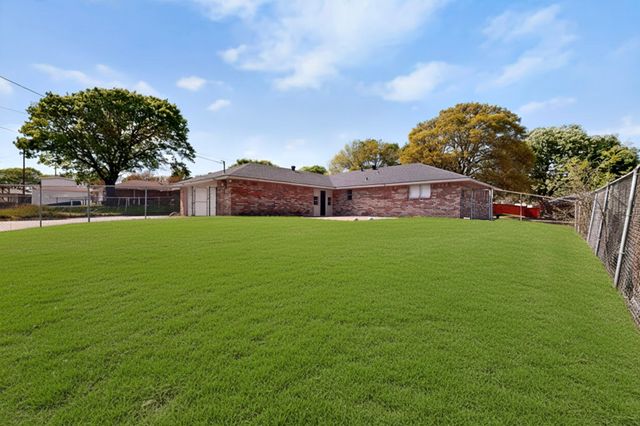 208 Gregory Drive, Desoto, TX 75115