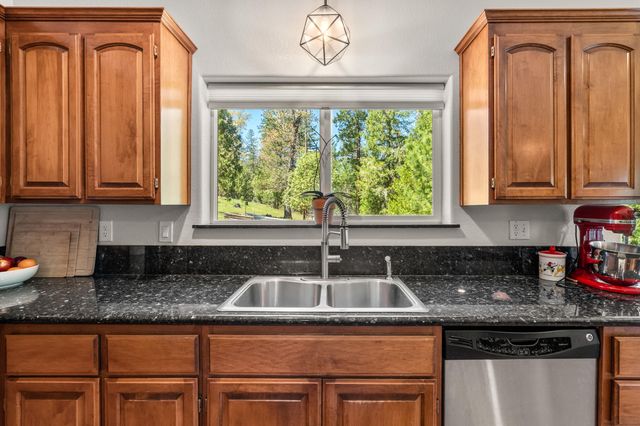 2295 W Evans Creek Road, Rogue River, OR 97537