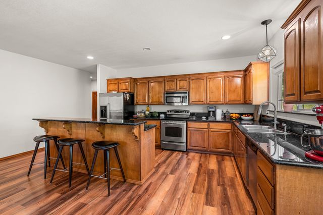 2295 W Evans Creek Road, Rogue River, OR 97537