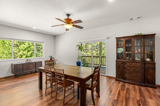 2295 W Evans Creek Road, Rogue River, OR 97537