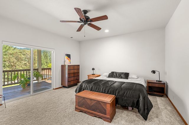 2295 W Evans Creek Road, Rogue River, OR 97537