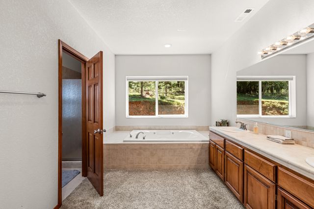 2295 W Evans Creek Road, Rogue River, OR 97537