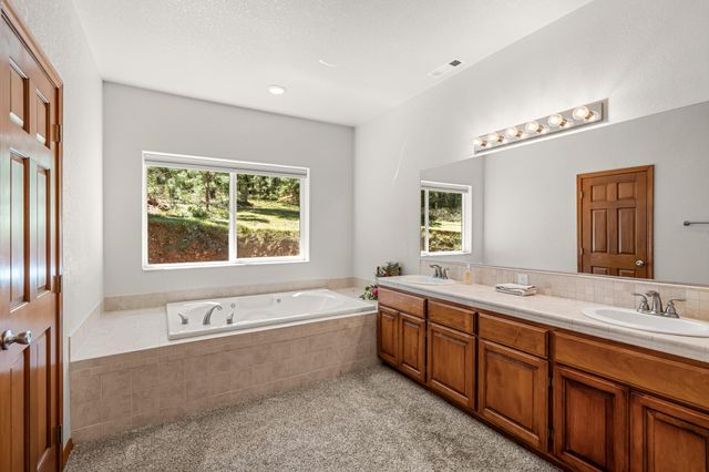 2295 W Evans Creek Road, Rogue River, OR 97537