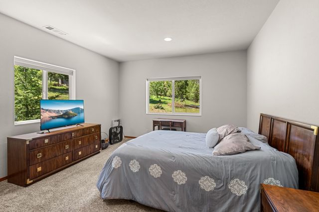 2295 W Evans Creek Road, Rogue River, OR 97537