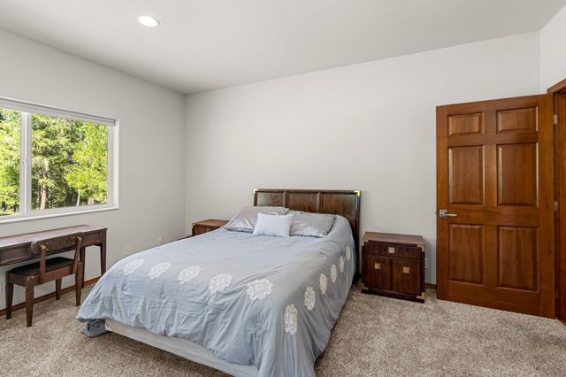 2295 W Evans Creek Road, Rogue River, OR 97537