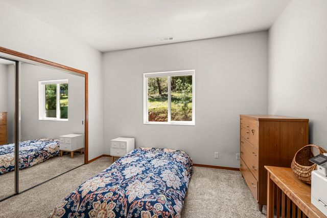 2295 W Evans Creek Road, Rogue River, OR 97537