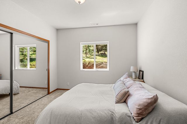 2295 W Evans Creek Road, Rogue River, OR 97537