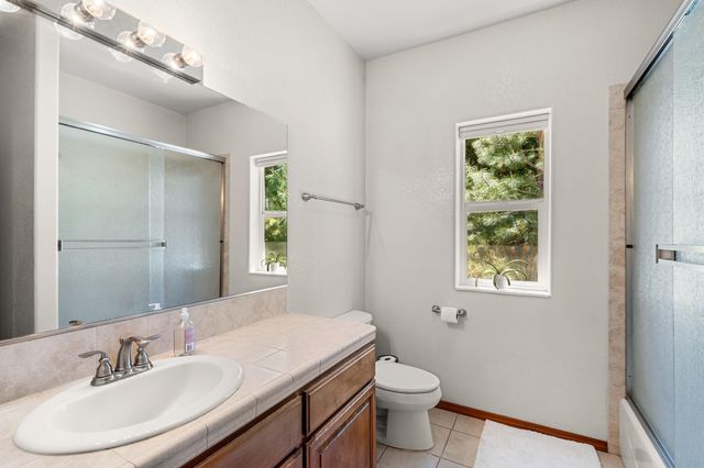 2295 W Evans Creek Road, Rogue River, OR 97537