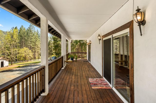 2295 W Evans Creek Road, Rogue River, OR 97537