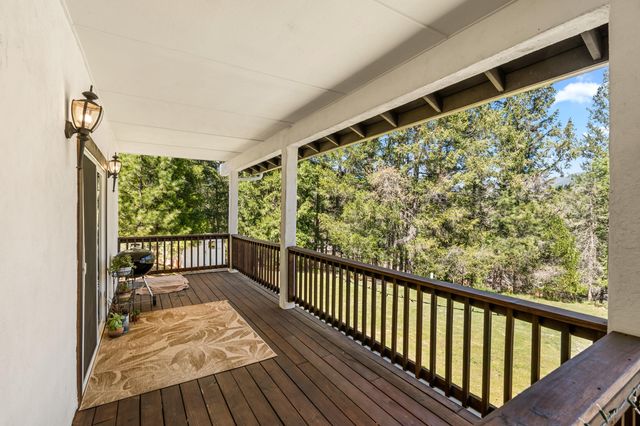 2295 W Evans Creek Road, Rogue River, OR 97537