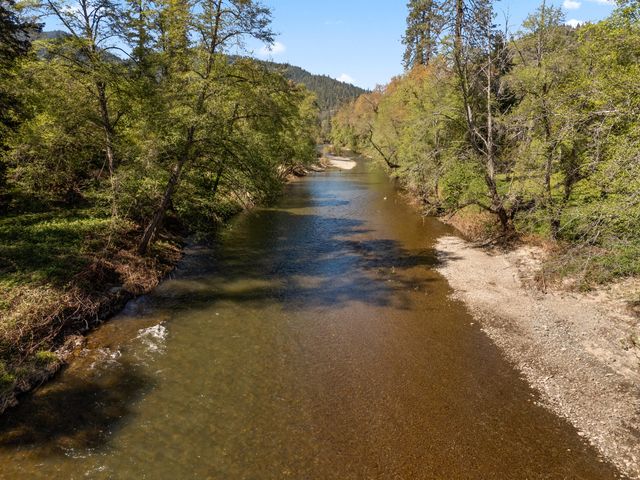 2295 W Evans Creek Road, Rogue River, OR 97537