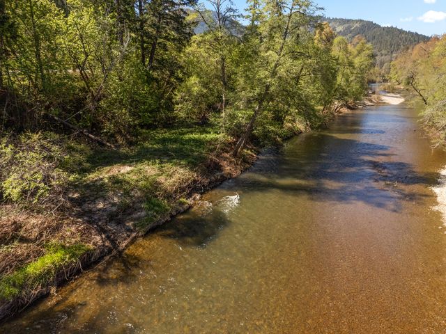 2295 W Evans Creek Road, Rogue River, OR 97537