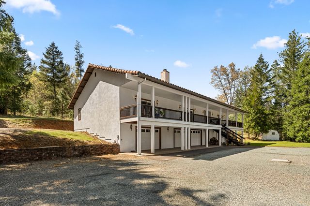 2295 W Evans Creek Road, Rogue River, OR 97537