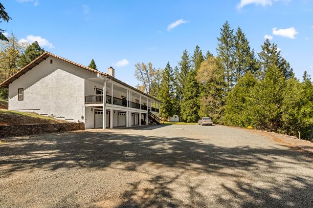 2295 W Evans Creek Road, Rogue River, OR 97537