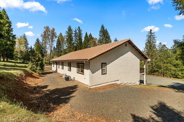 2295 W Evans Creek Road, Rogue River, OR 97537