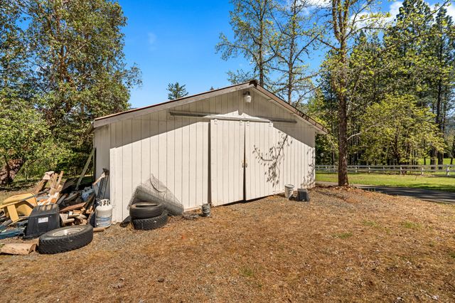 2295 W Evans Creek Road, Rogue River, OR 97537