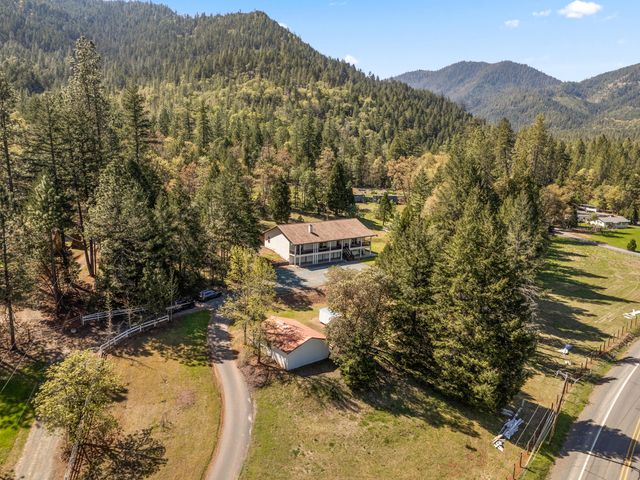 2295 W Evans Creek Road, Rogue River, OR 97537