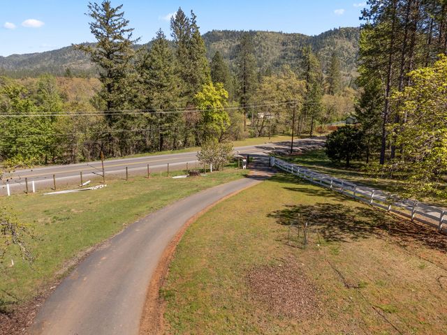 2295 W Evans Creek Road, Rogue River, OR 97537