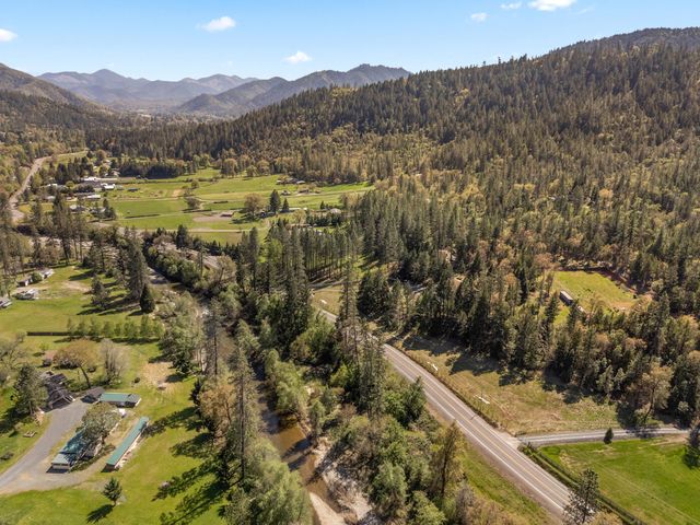 2295 W Evans Creek Road, Rogue River, OR 97537