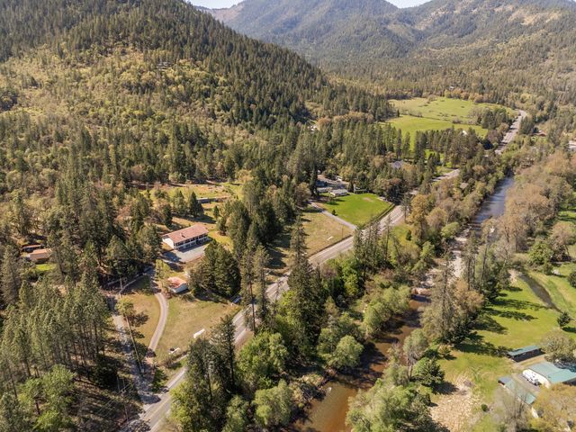 2295 W Evans Creek Road, Rogue River, OR 97537
