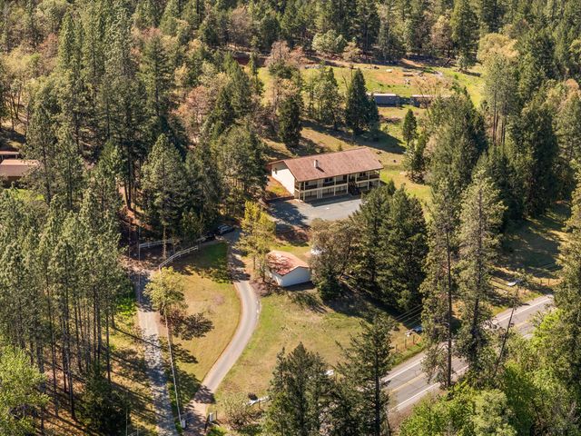 2295 W Evans Creek Road, Rogue River, OR 97537