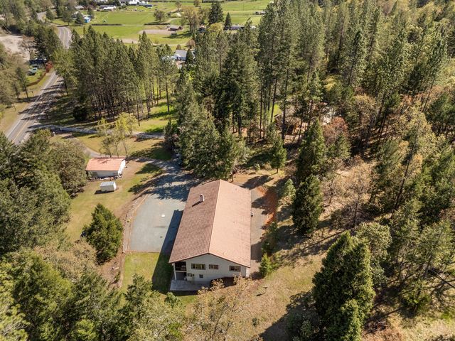 2295 W Evans Creek Road, Rogue River, OR 97537