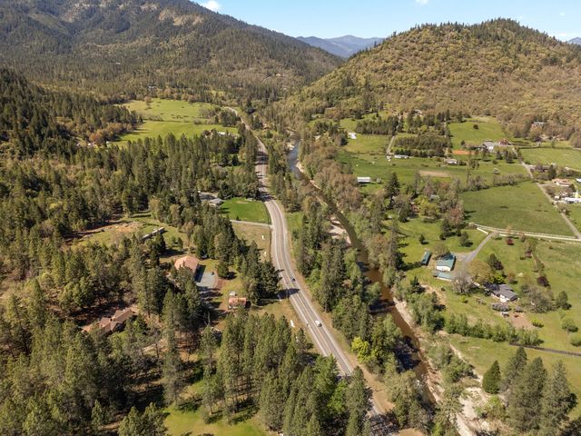 2295 W Evans Creek Road, Rogue River, OR 97537