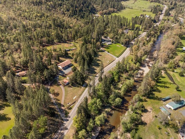 2295 W Evans Creek Road, Rogue River, OR 97537