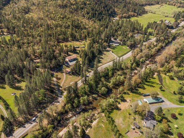 2295 W Evans Creek Road, Rogue River, OR 97537