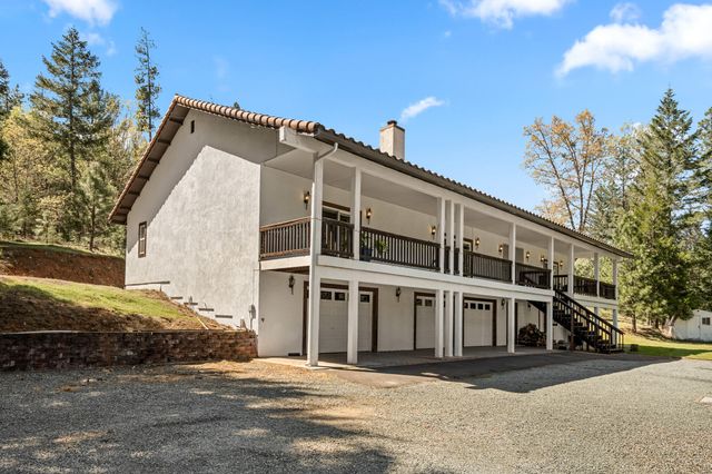 2295 W Evans Creek Road, Rogue River, OR 97537