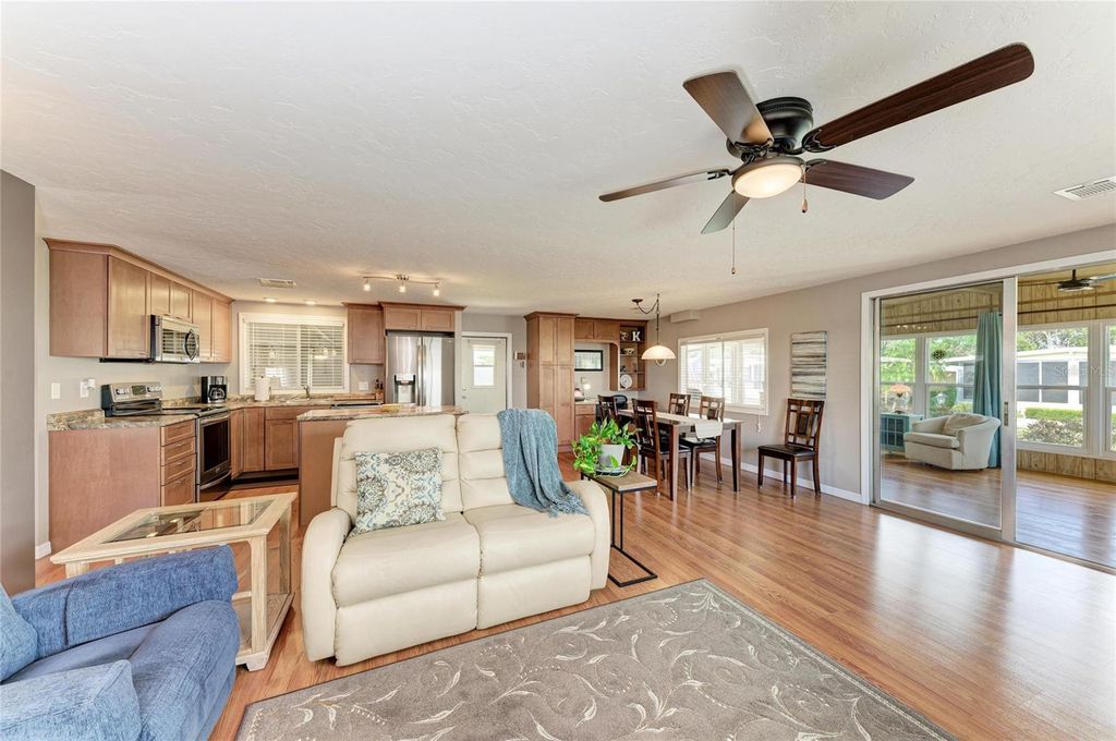 Image 11 of property listing at 5316 53RD AVENUE E L1, Bradenton, FL 34203