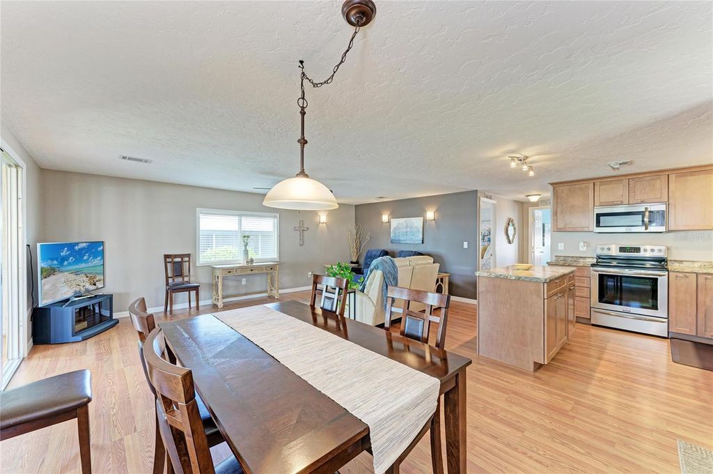 Image 20 of property listing at 5316 53RD AVENUE E L1, Bradenton, FL 34203