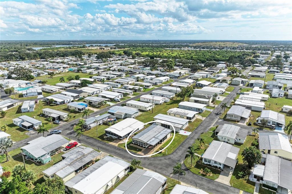 Image 40 of property listing at 5316 53RD AVENUE E L1, Bradenton, FL 34203