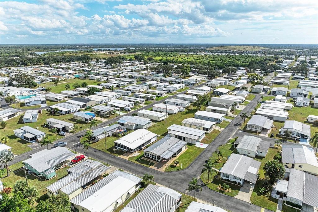 Image 41 of property listing at 5316 53RD AVENUE E L1, Bradenton, FL 34203