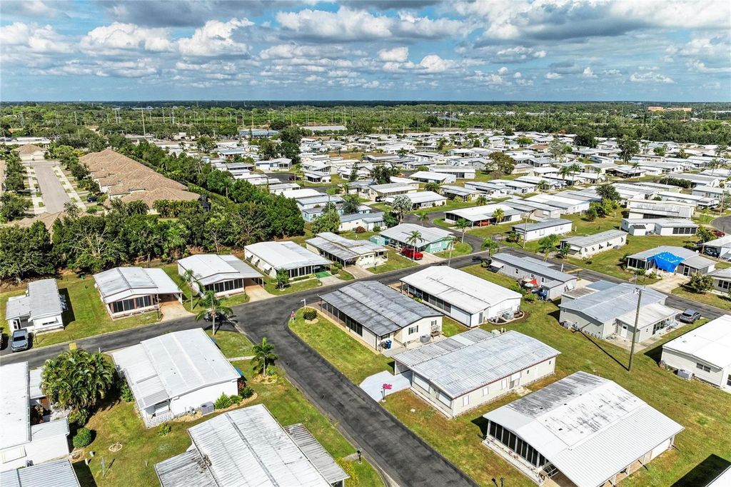 Image 42 of property listing at 5316 53RD AVENUE E L1, Bradenton, FL 34203