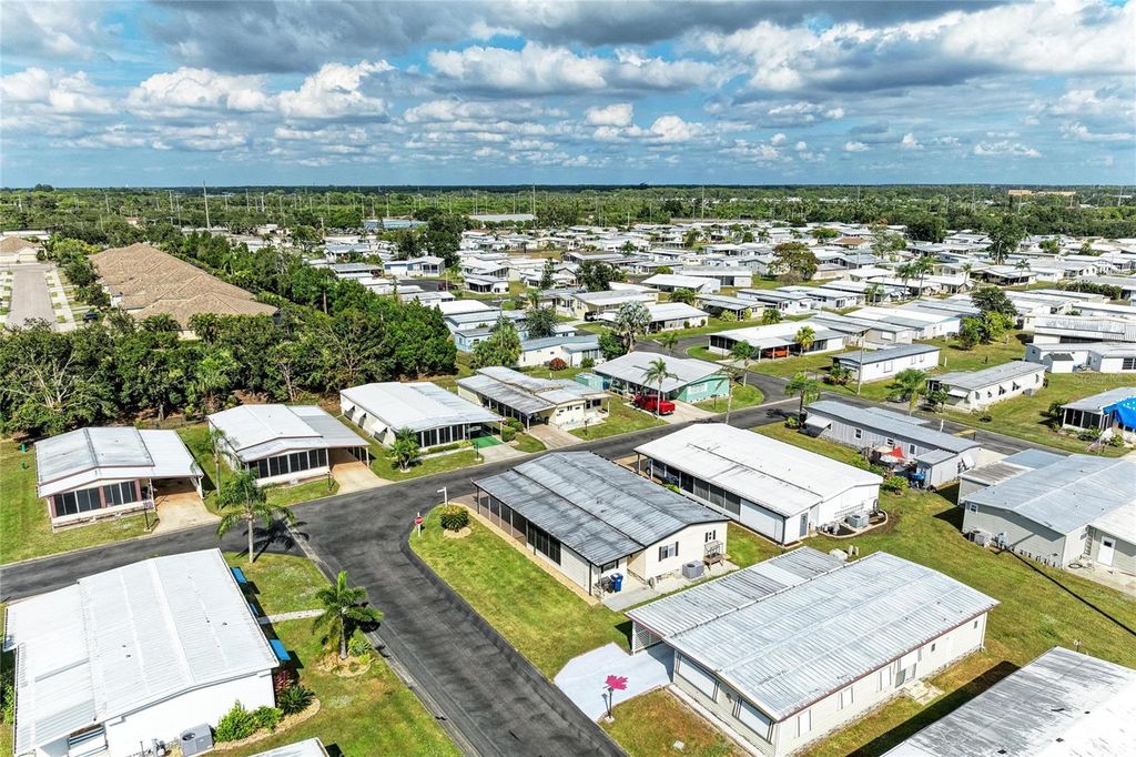 Image 43 of property listing at 5316 53RD AVENUE E L1, Bradenton, FL 34203