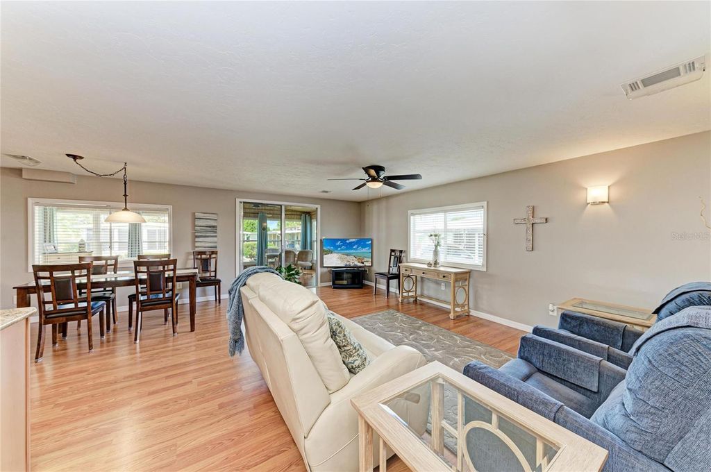 Image 7 of property listing at 5316 53RD AVENUE E L1, Bradenton, FL 34203