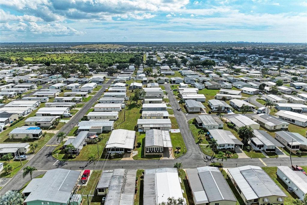 Image 66 of property listing at 5316 53RD AVENUE E L1, Bradenton, FL 34203