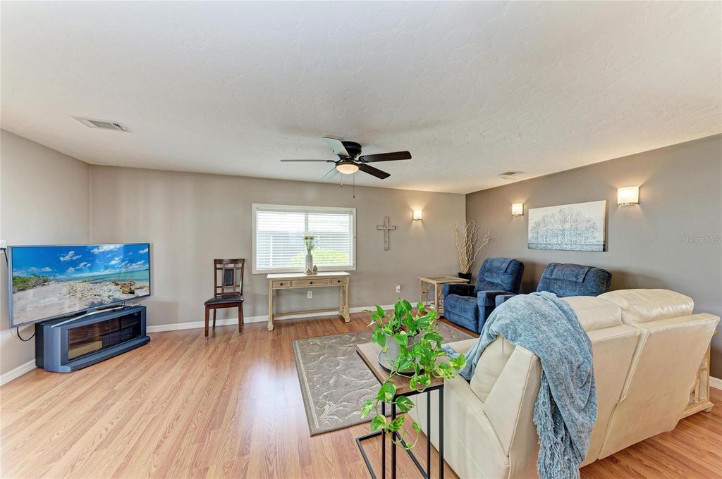 Image 8 of property listing at 5316 53RD AVENUE E L1, Bradenton, FL 34203