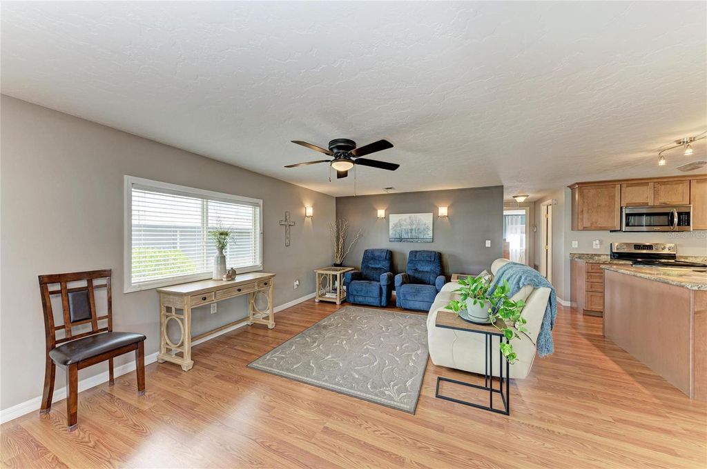 Image 9 of property listing at 5316 53RD AVENUE E L1, Bradenton, FL 34203