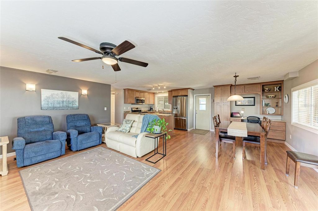 Image 10 of property listing at 5316 53RD AVENUE E L1, Bradenton, FL 34203