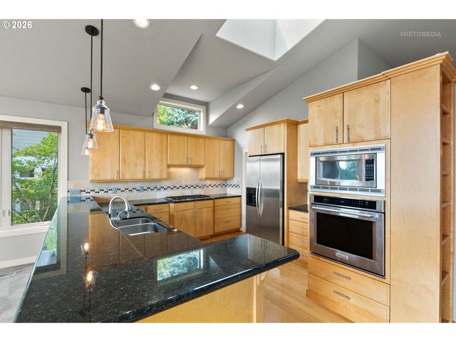6719 S Corbett Ave, Portland, OR 97219