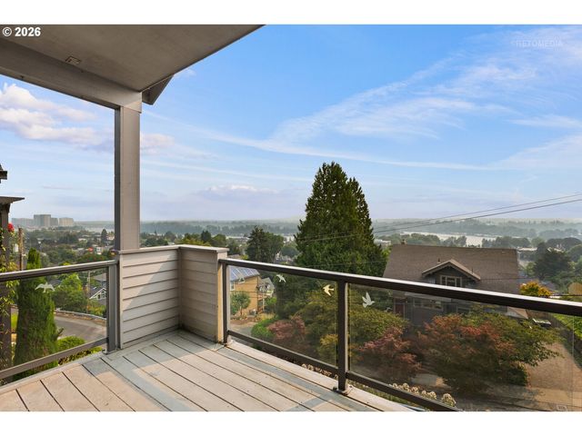 6719 S Corbett Ave, Portland, OR 97219