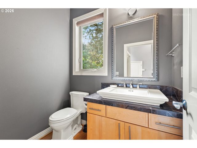 6719 S Corbett Ave, Portland, OR 97219