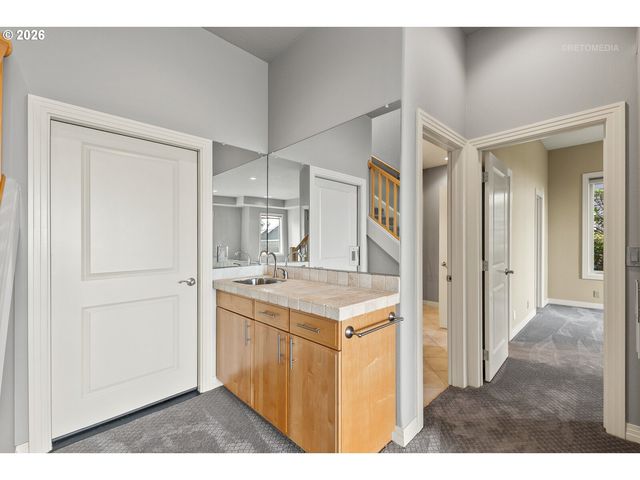 6719 S Corbett Ave, Portland, OR 97219