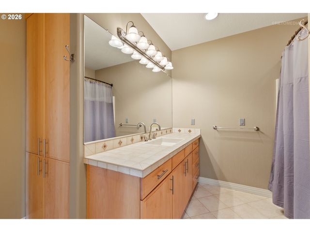 6719 S Corbett Ave, Portland, OR 97219