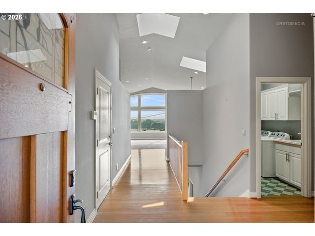 6719 S Corbett Ave, Portland, OR 97219