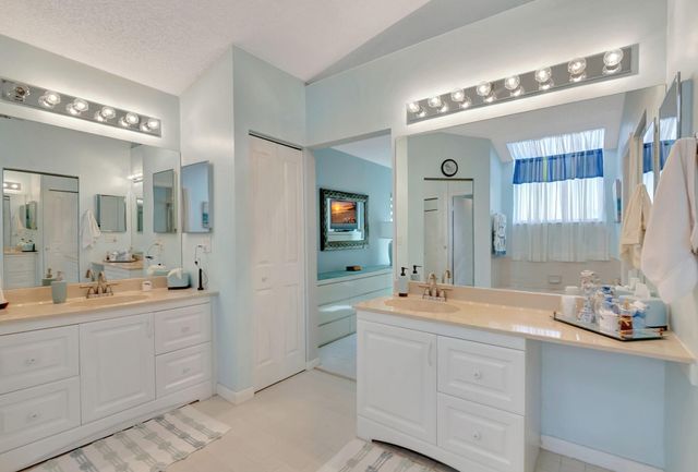 8224 Cassia Dr, Boynton Beach, FL 33472